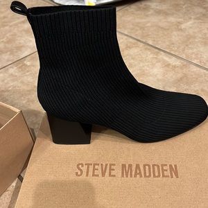Brand new black knit shoes never used !!
